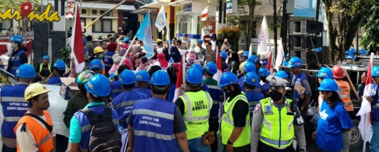 Massa TKBM Komura Unjukrasa di PN Samarinda, Tuntut Eksekusi Putusan MA Rp18,6 M